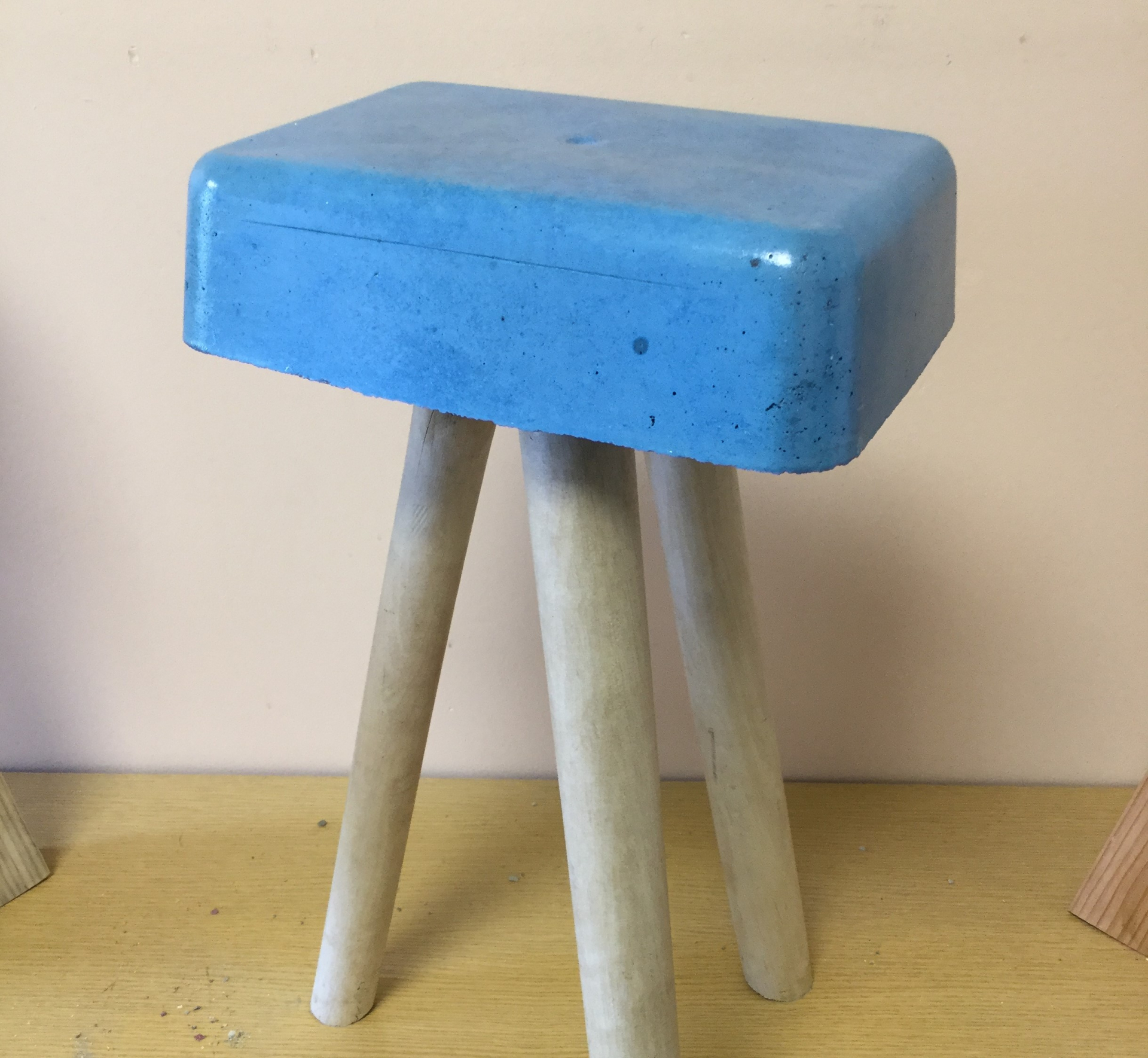Tabouret en bois et béton