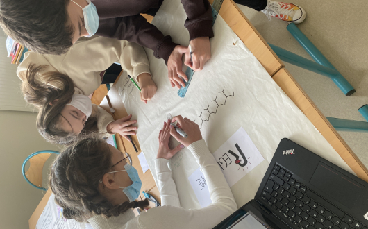 Jeunes travaillant sur une affiche