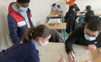 Jeunes travaillant sur une affiche publicitaire