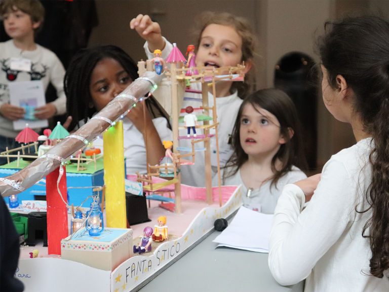 Jeunes enfants en pleine construction d'une maquette Mini M