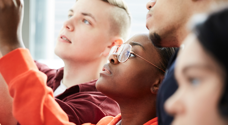 Des jeunes regardent un dossier ensemble